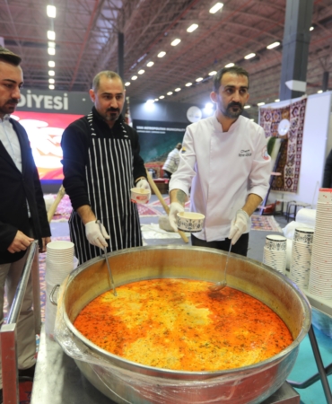 Renkli görüntülere sahne olan Van Turizm ve Seyahat Fuarı sona buldu
