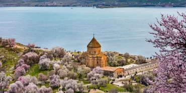 akdamar-adasinda-badem-agaclari-cicek-acti