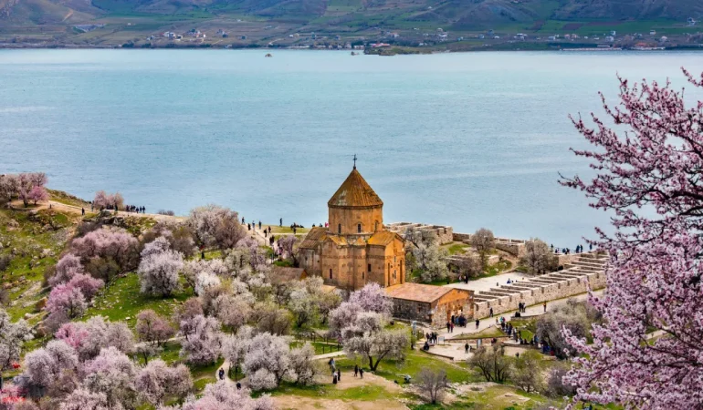 akdamar-adasinda-badem-agaclari-cicek-acti