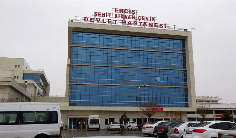 ercis-te-sehit-ridvan-cevik-devlet-hastanesin-12781845_amp
